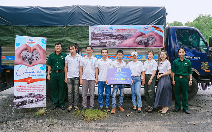 Biểu tượng dịch vụ khách hàng 24/7 của nw88 với tai nghe và micro, thể hiện sự hỗ trợ tận tâm.