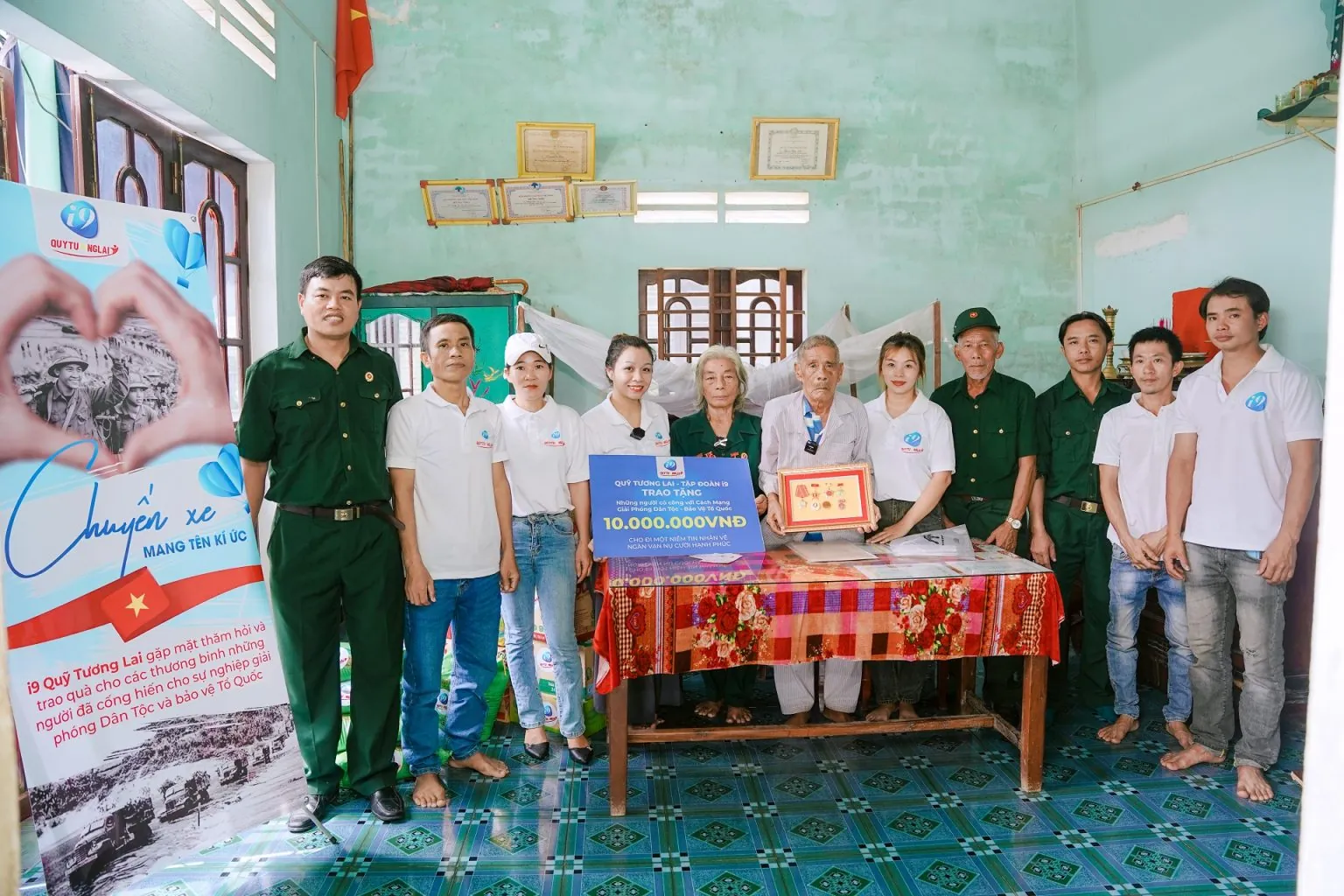 Tay vợt quần vợt đang giao bóng trong một trận đấu Grand Slam, thể hiện cá cược quần vợt tại nw88